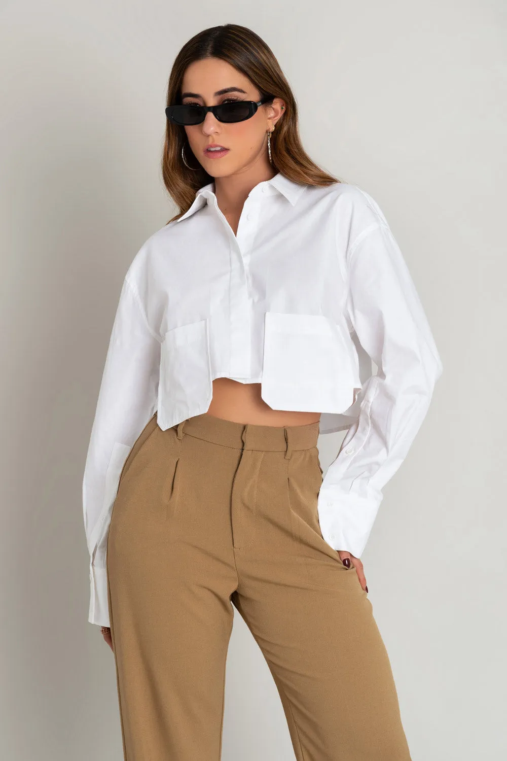 Camisa cropped manga larga con bolsillos