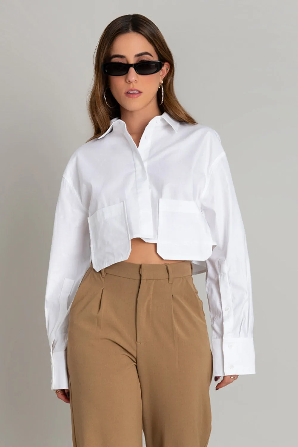 Camisa cropped manga larga con bolsillos